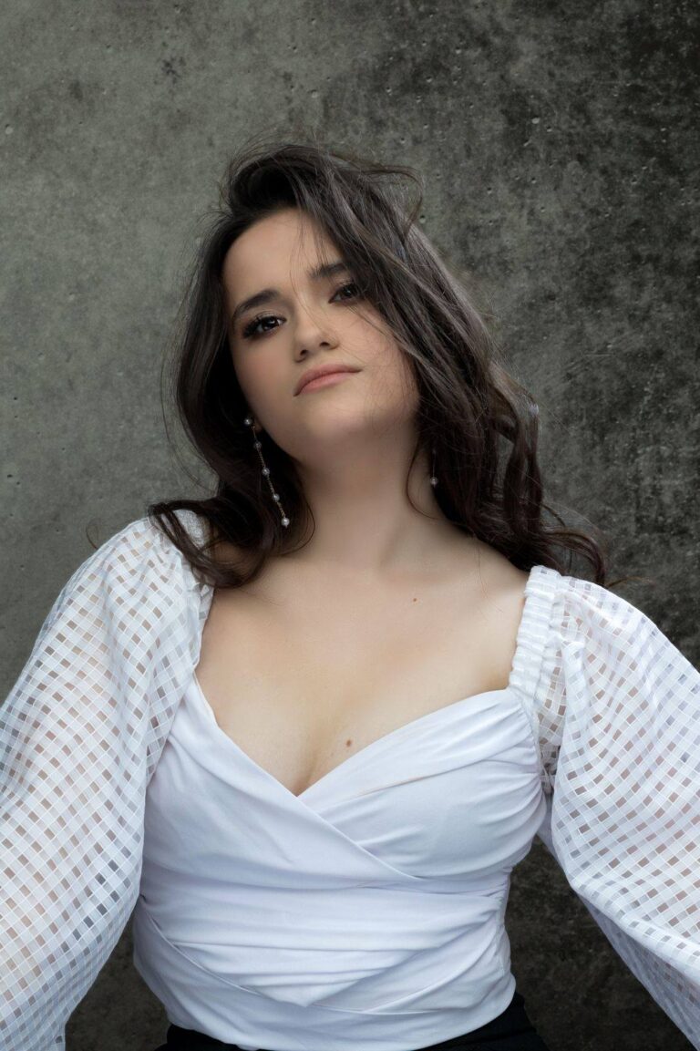 Portret kobiety w studio, sesja fotograficzna Wrocław