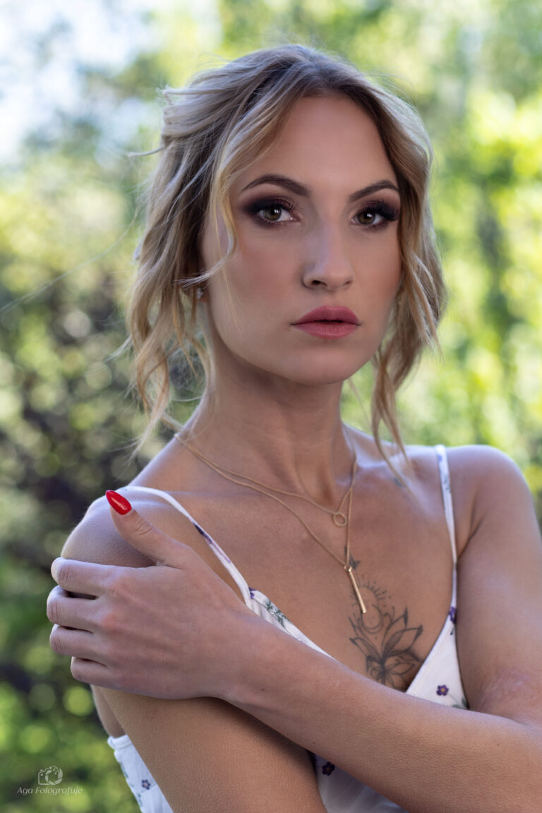 Portret kobiety w naturalnym świetle, sesja fotograficzna Wrocław