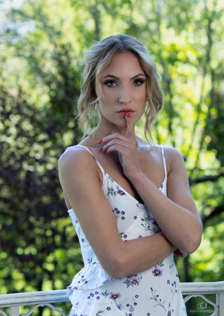 Portret kobiety w parku, sesja fotograficzna Wrocław