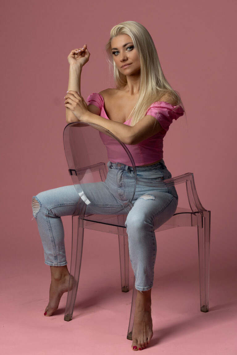 Portret kobiety w minimalistycznym wnętrzu, sesja lifestyle