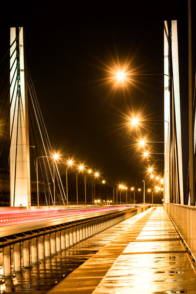 Most Milenijny we Wrocławiu nocą