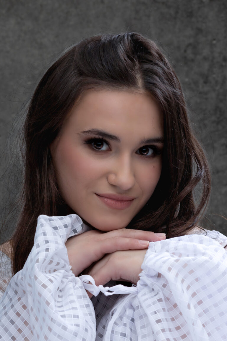 Bliskie ujęcie kobiety w subtelnej stylizacji, fotografia artystyczna
