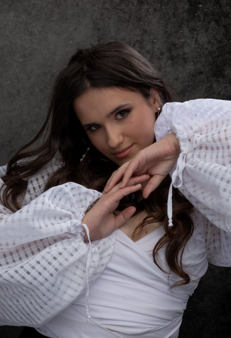 Portret kobiety w subtelnej stylizacji, fotografia artystyczna