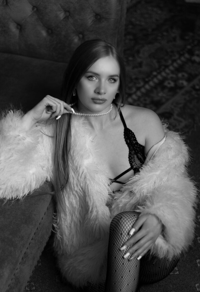 Czarno-biała fotografia artystyczna, portret kobiety