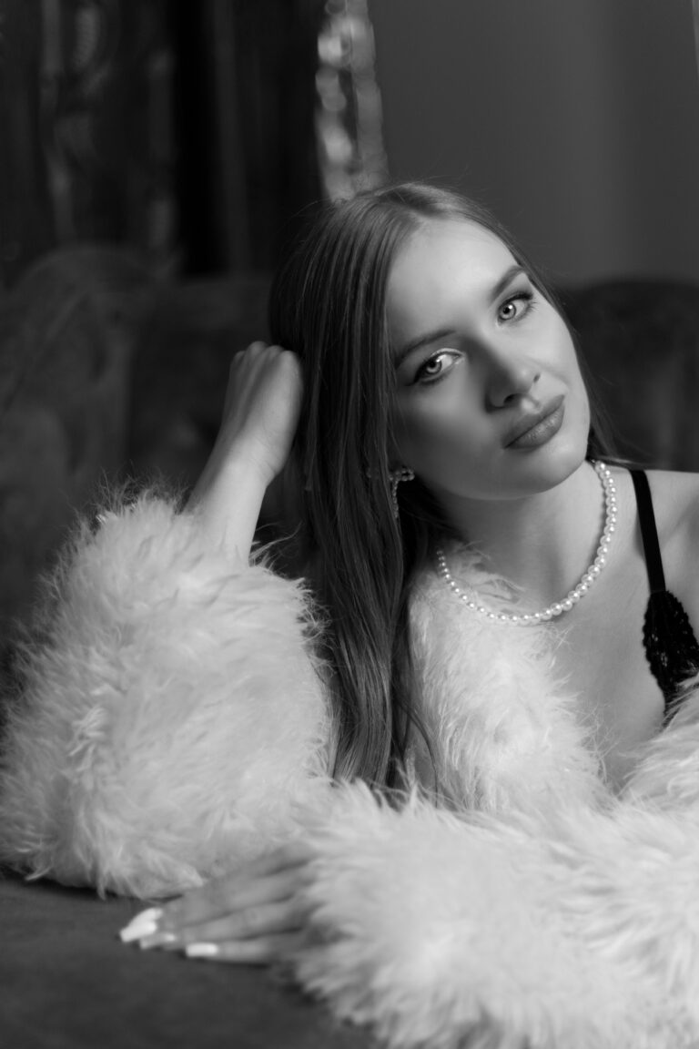 Artystyczny portret kobiety w czerni i bieli, wykonany w studiu fotograficznym