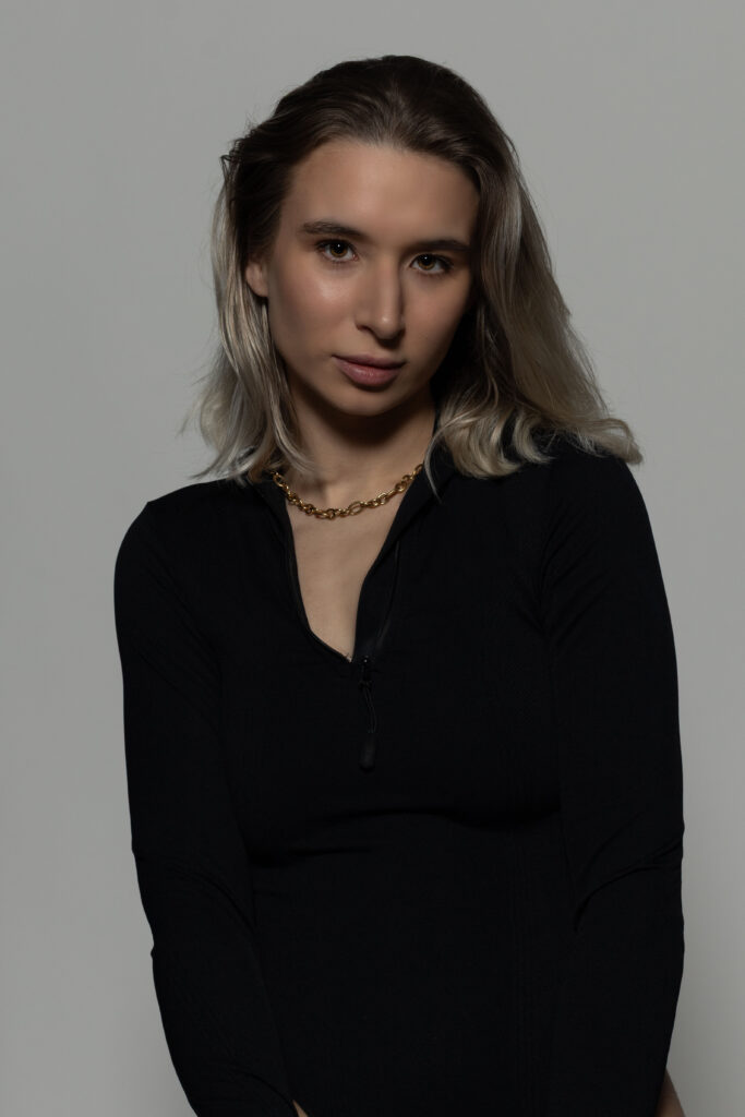 Portret młodej kobiety, fotografia portretowa, fotografia studyjna