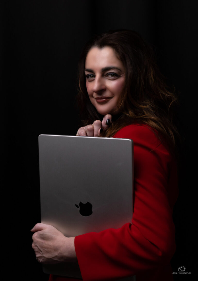 Portret kobiety z laptopem, sesja biznesowa