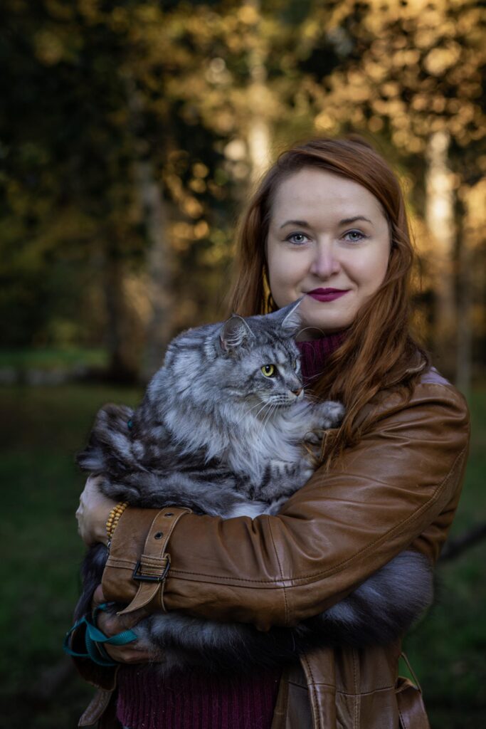 Kobieta z kotem, fotografia portretowa, fotografia zwierzęca